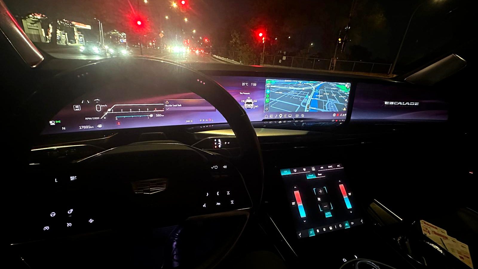 Habitacle d'une Cadillac Escalade la nuit dans une rue de Montréal