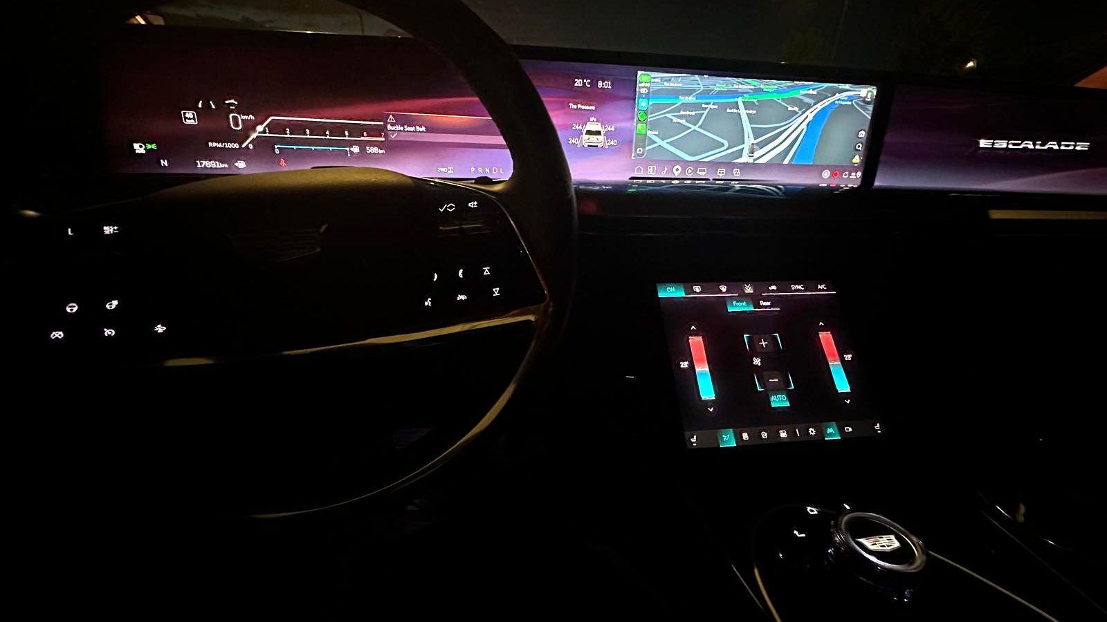 Vue depuis l'habitacle d'une Cadillac Escalade en route vers Montréal le soir
