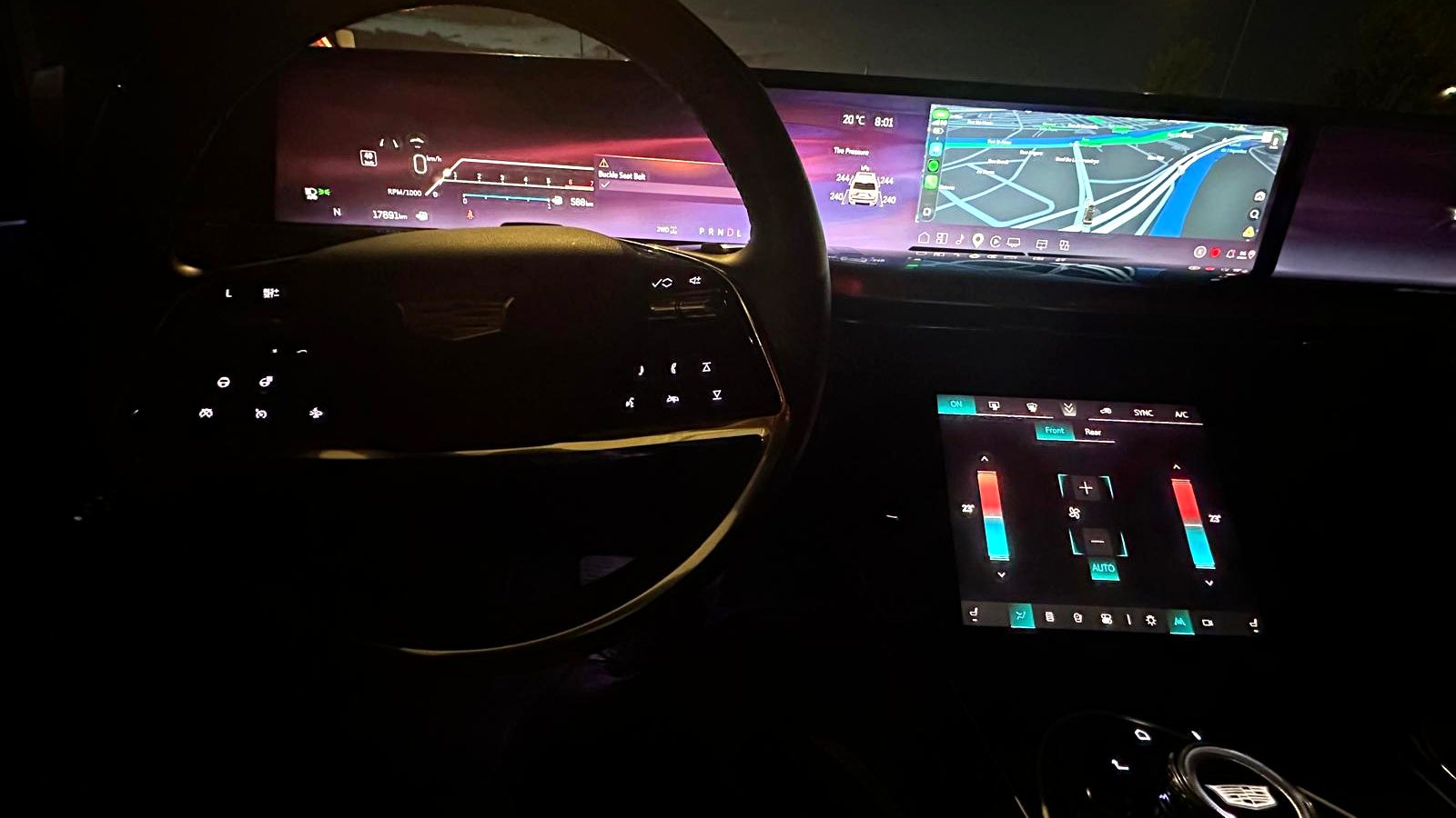 Tableau de bord et écran de navigation allumés d'une Cadillac Escalade la nuit
