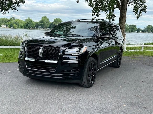 VUS avec chauffeur MTL Prime Limos prêt pour un transfert vers l’aéroport YUL ou YHU à Montréal